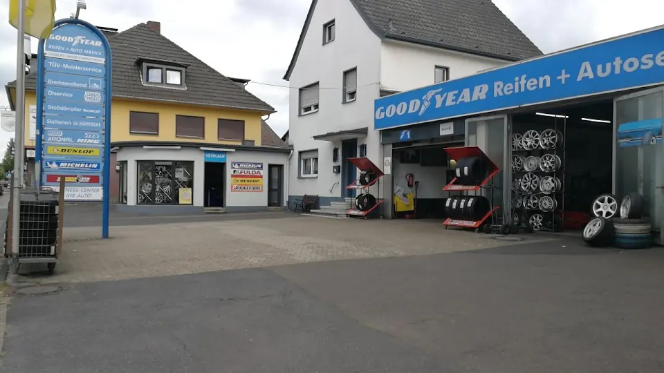 Einfahrt zur Werkstatt an der Hauptstraße 113-115 in Lohmar